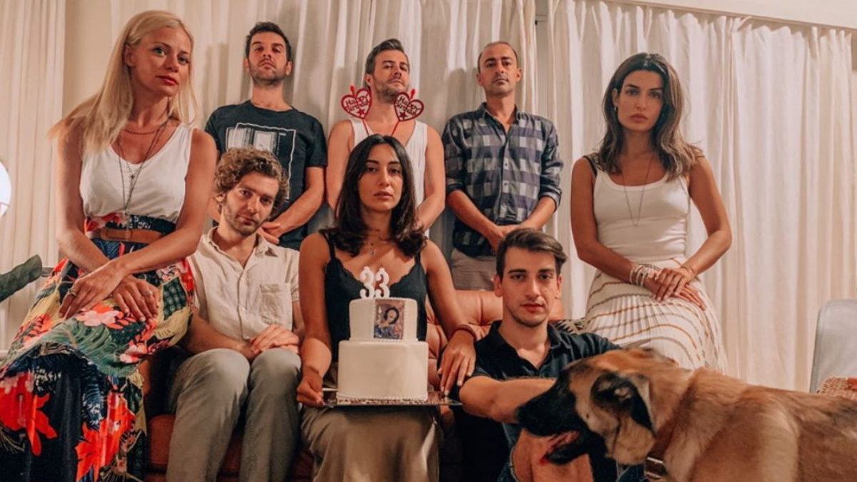 Ευγενία Σαμαρά: Οι φίλοι της τής έκαναν έκπληξη για τα γενέθλιά της και την πέτυχαν γυμνή στο δωμάτιο [video]