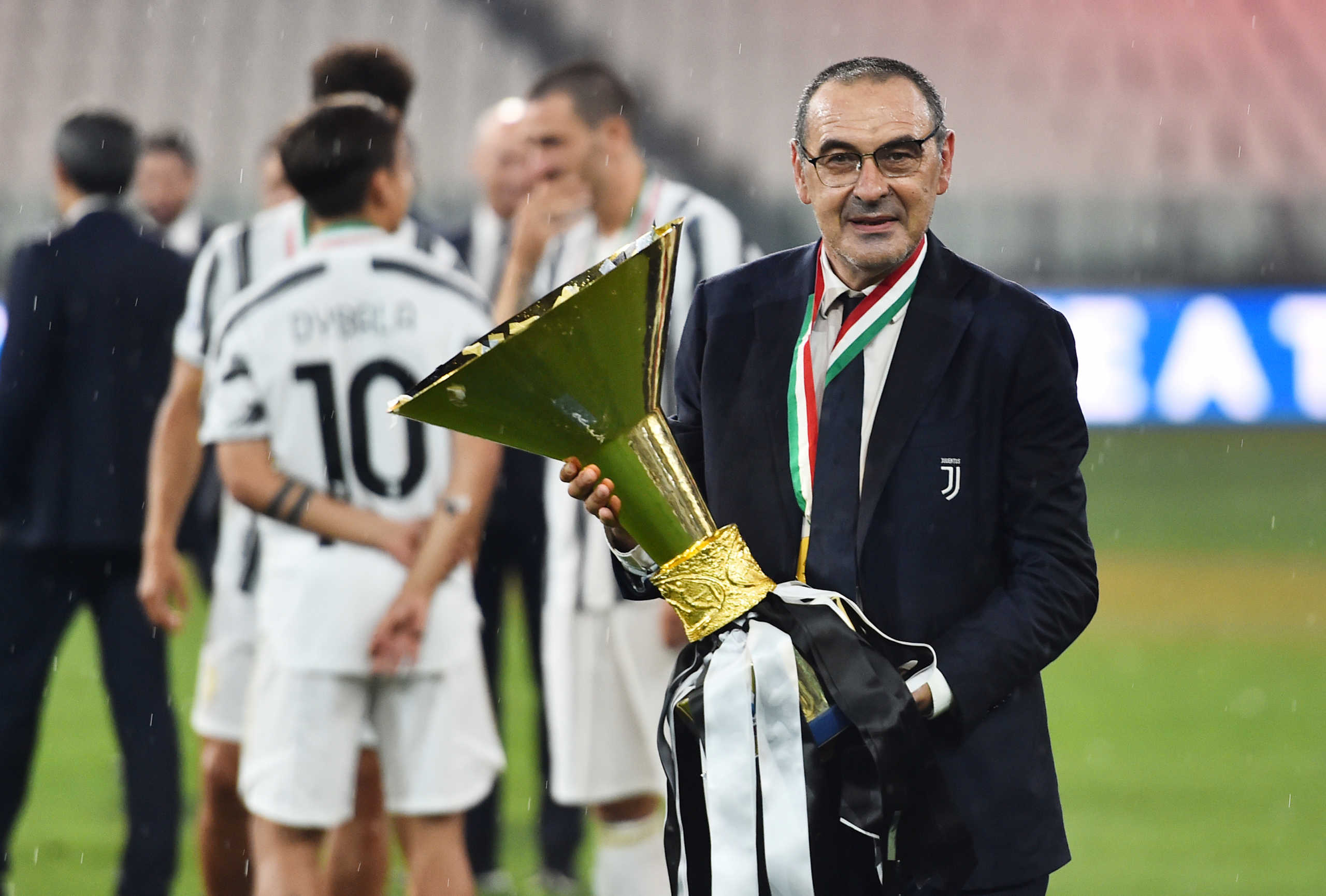 Soccer Football - Serie A - Juventus v AS Roma - Allianz Stadium, Turin, Italy - August 1, 2020  Juventus coach Maurizio Sarri celebrates with the trophy after winning the Serie A, as play resumes behind closed doors following the outbreak of the coronavirus disease (COVID-19)   REUTERS