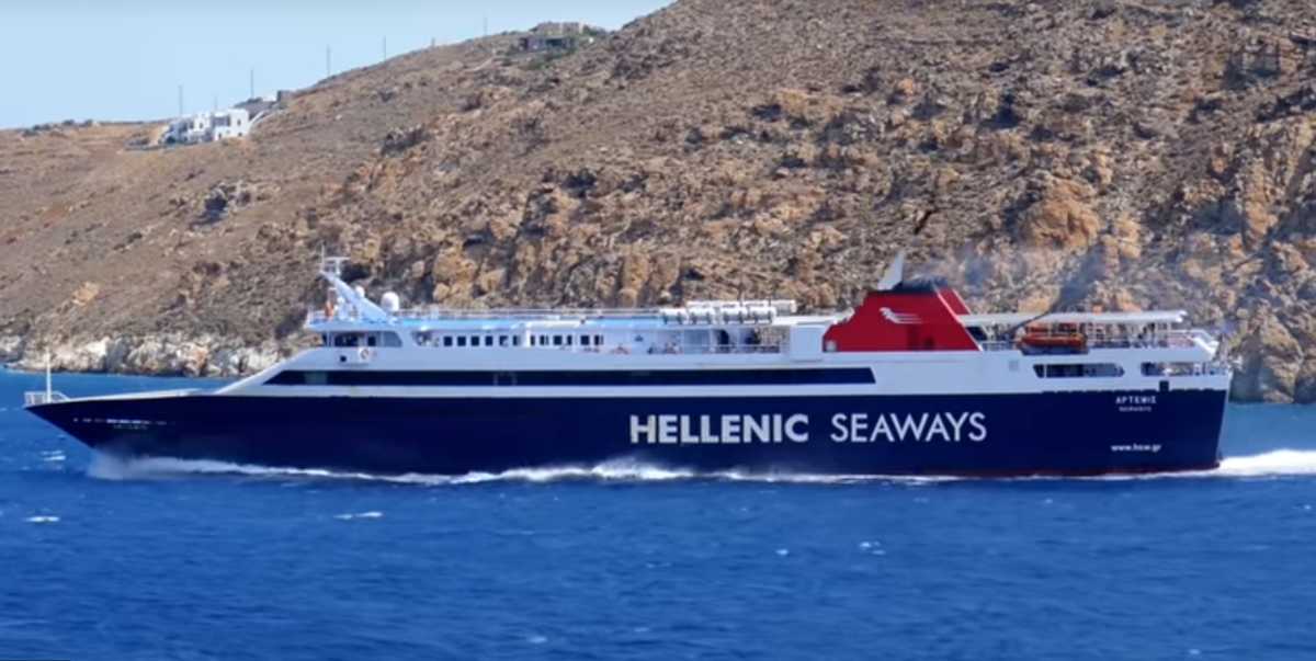 Σέριφος: Η… κόντρα δύο πλοίων για το ποιο θα δέσει πρώτο στο λιμάνι (Βίντεο)