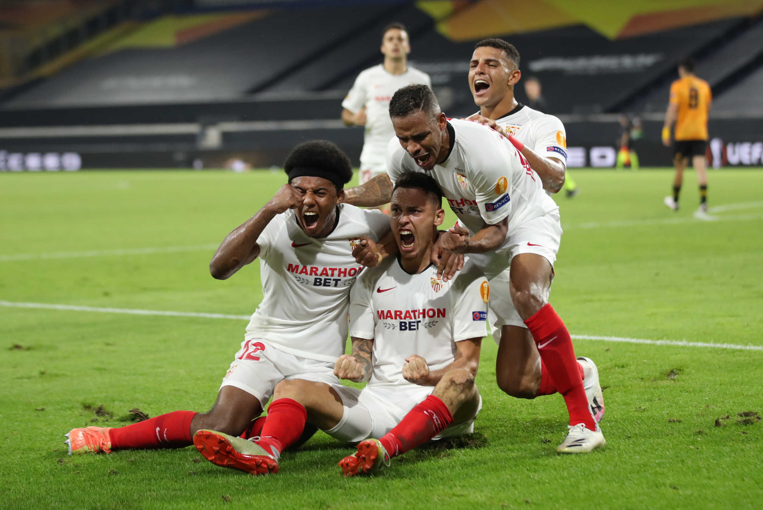 Soccer Football - Europa League - Quarter Final - Wolverhampton Wanderers v Sevilla - MSV-Arena, Duisburg, Germany - August 11, 2020 Sevilla's Lucas Ocampos celebrates scoring their first goal with teammates, as play resumes behind closed doors following the outbreak of the coronavirus disease (COVID-19) Pool via REUTERS