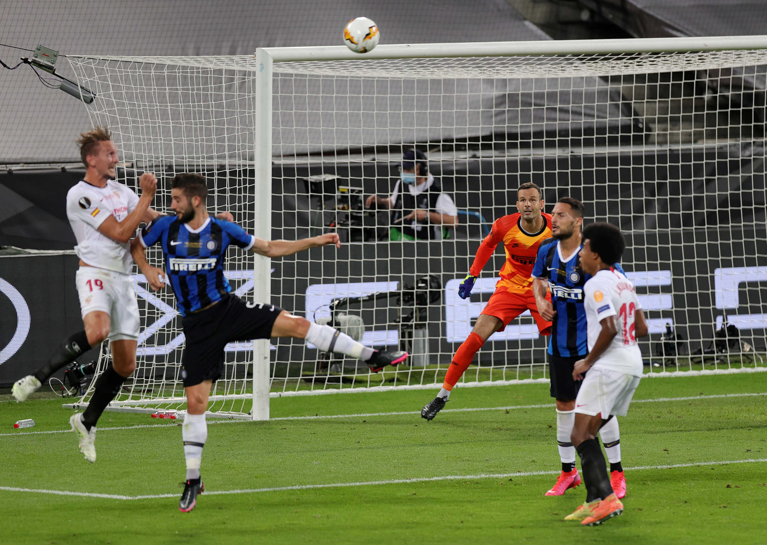 Soccer Football - Europa League - Final - Sevilla v Inter Milan - RheinEnergieStadion, Cologne, Germany - August 21, 2020   Sevilla's Luuk de Jong scores their second goal, as play resumes behind closed doors following the outbreak of the coronavirus disease (COVID-19)   Friedemann Vogel