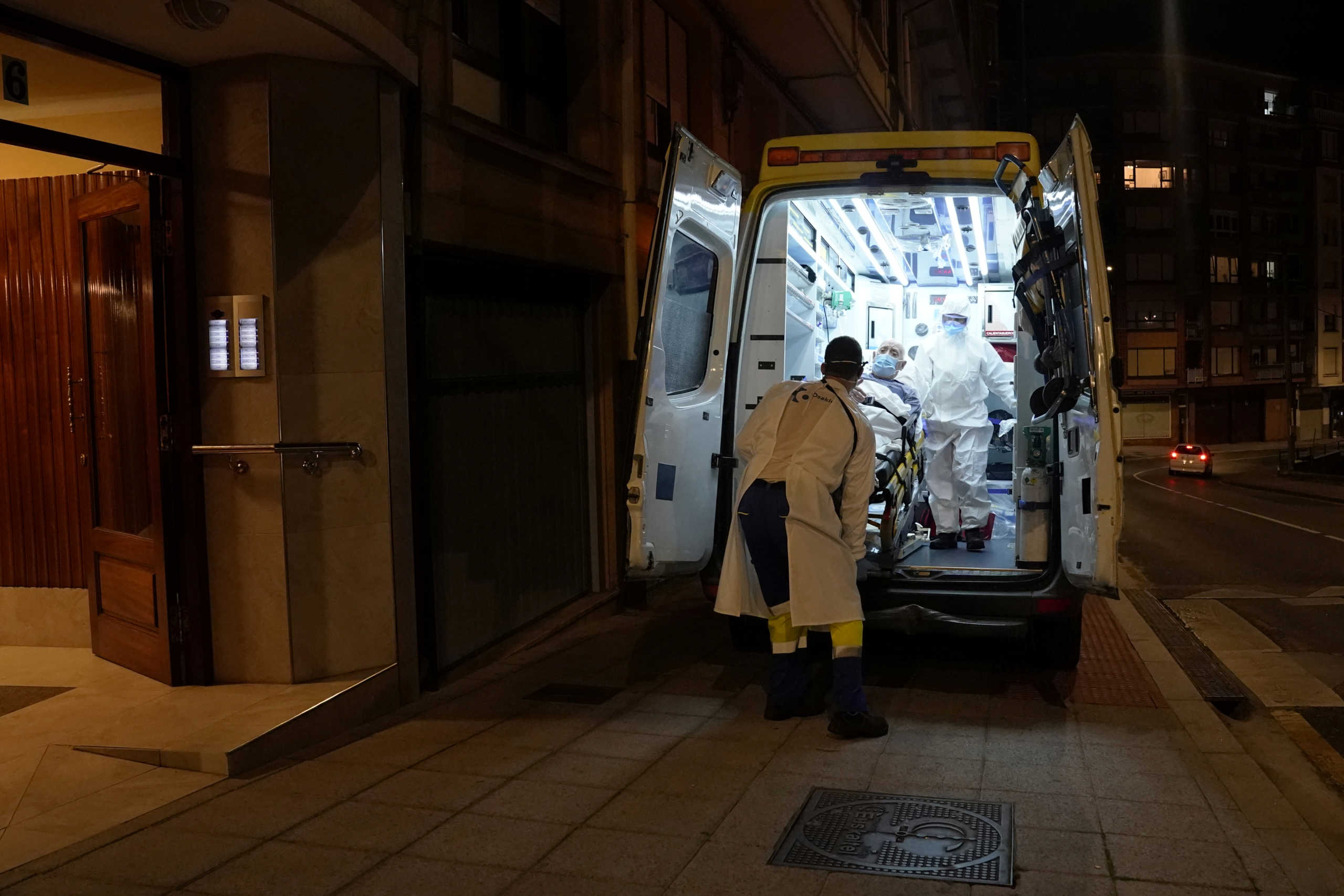 Ambuiberica medical staff members lift a suspected coronavirus disease (COVID-19) patient into an ambulance, in the Basque port town of Bermeo, Spain August 18, 2020. Picture taken August 18, 2020. REUTERS