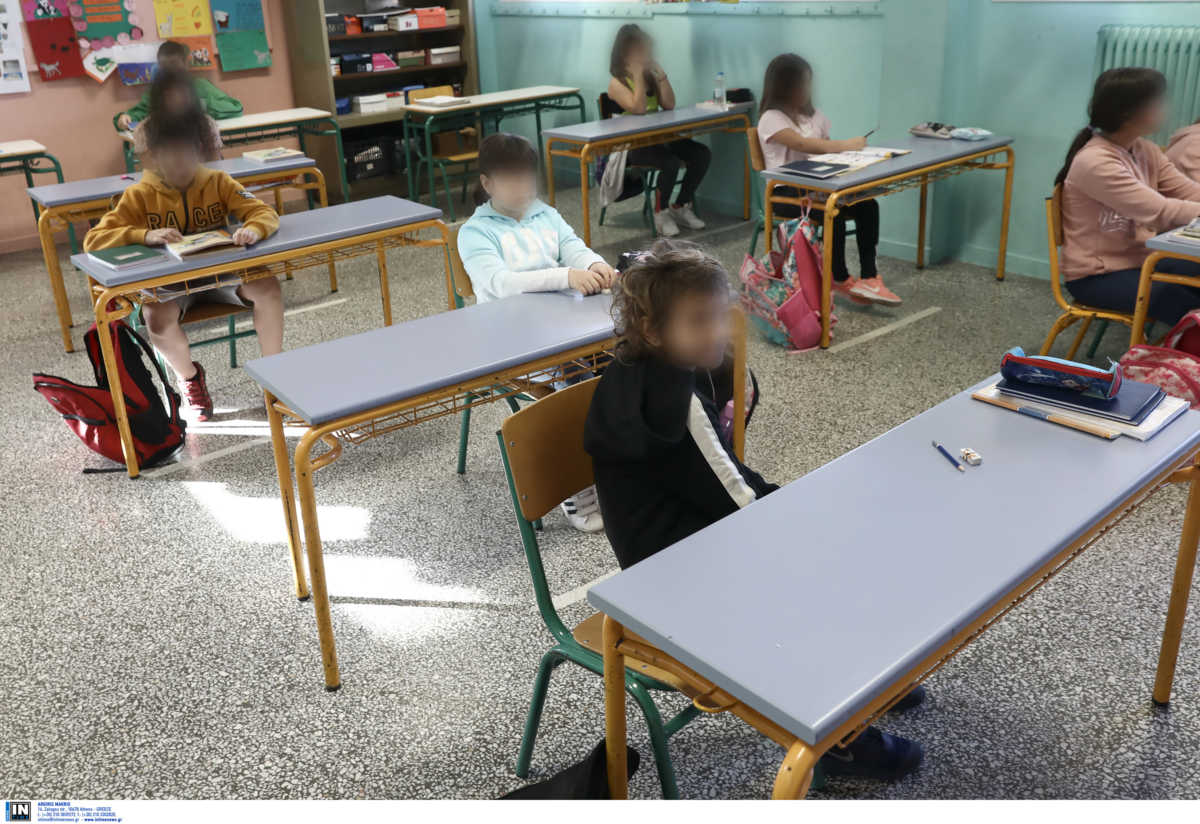 Κορονοϊός – Μαγιορκίνης: Τι συμβαίνει με τις αποστάσεις στις τάξεις και τις πιθανότητες μετάδοσης