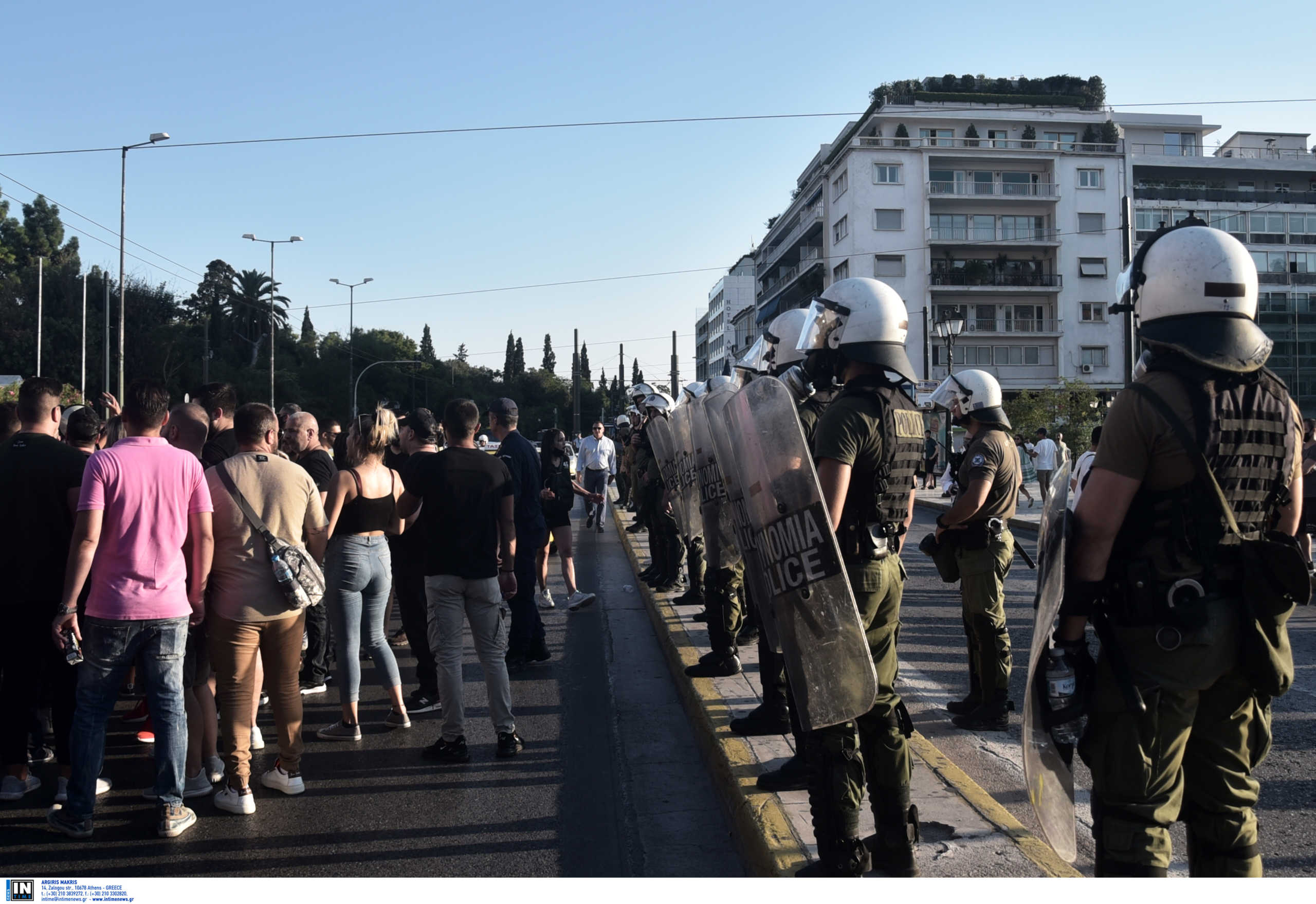 Διαμαρτυρία έξω από τη Βουλή για το κλείσιμο των νυχτερινών κέντρων τα μεσάνυχτα