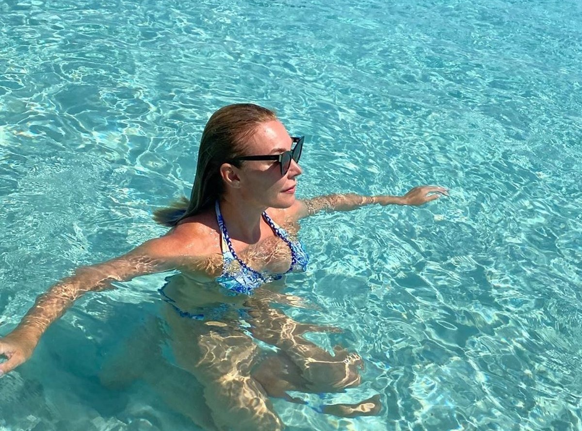 Τατιάνα Στεφανίδου: Κολύμπι στα καταγάλανα νερά της πιο μαγευτικής παραλίας του Ιονίου! [pics]