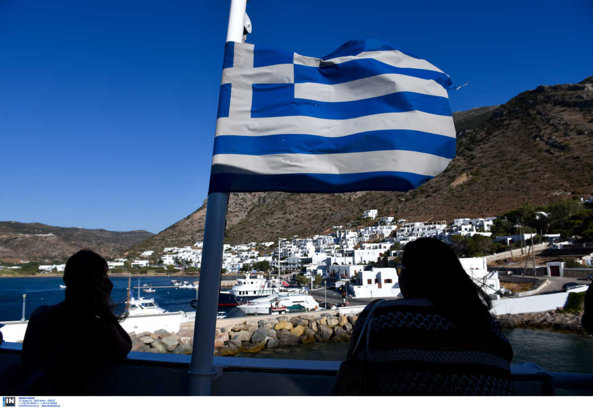 Τουρκία: Ο Φατίχ Ερμπακάν απειλεί να κατεβάσει τις ελληνικές σημαίες από τα νησιά του Αιγαίου