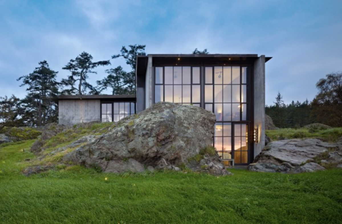 Μια πανέμορφη κατοικία που σχεδόν “εξαφανίζεται” μέσα στην φύση!