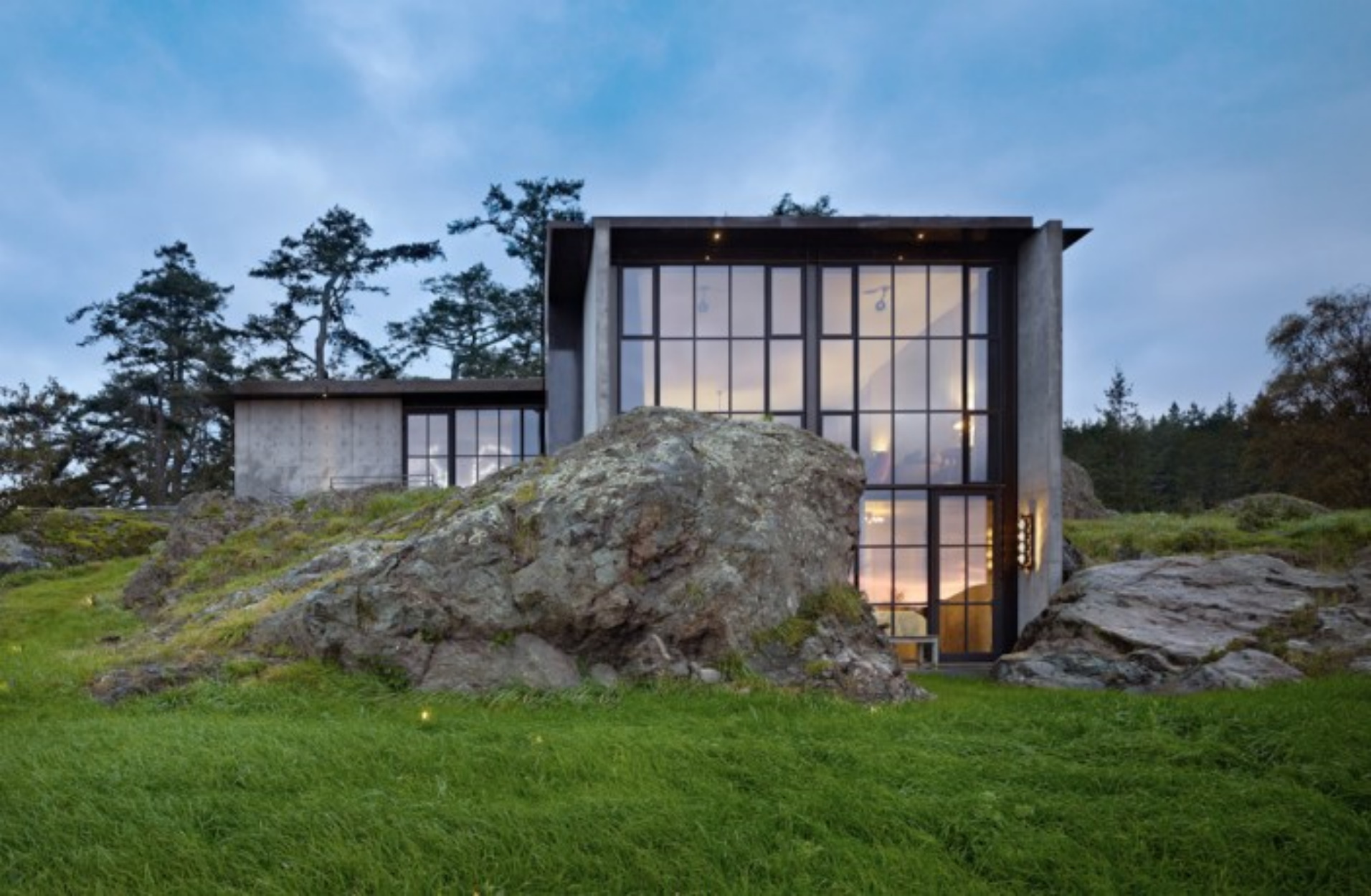 Μια πανέμορφη κατοικία που σχεδόν “εξαφανίζεται” μέσα στην φύση!