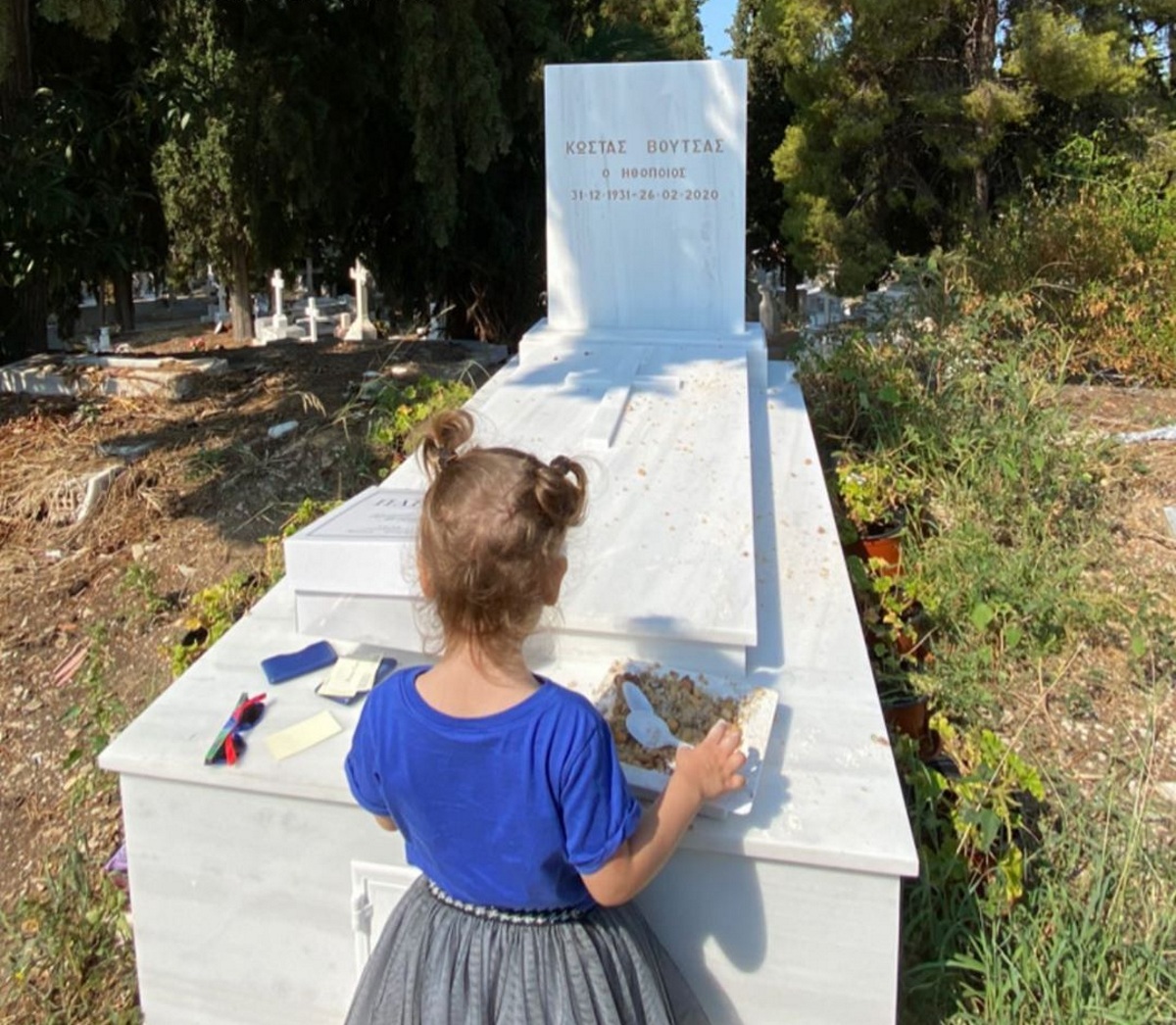 Τρισάγιο στον τάφο του Κώστα Βουτσά, έκανε η κόρη του Θεοδώρα! Βίντεο