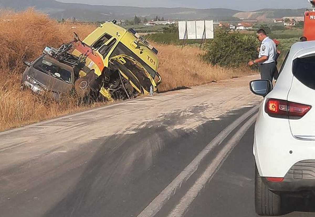 Χαλκιδική: “Διαλύθηκε” ασθενοφόρο του ΕΚΑΒ σε φοβερό τροχαίο! Τρεις οι τραυματίες της διπλής σύγκρουσης (Φωτό)