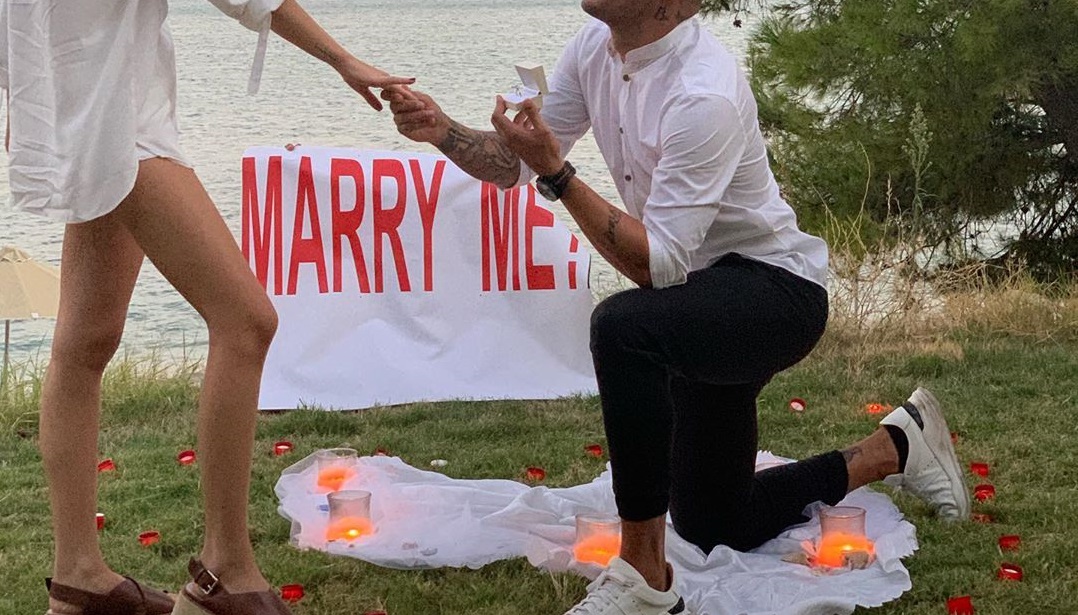 Παντρεύεται πρώην παίκτης του Power Of Love! Έκανε πρόταση γάμου στη σύντροφό του δίπλα στη θάλασσα!