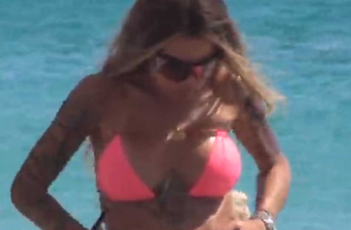 Μύκονος: Η πληθωρική Βραζιλιάνα που έκλεψε την παράσταση στην παραλία! Ανέβασε ακόμα περισσότερο τη θερμοκρασία (Βίντεο)