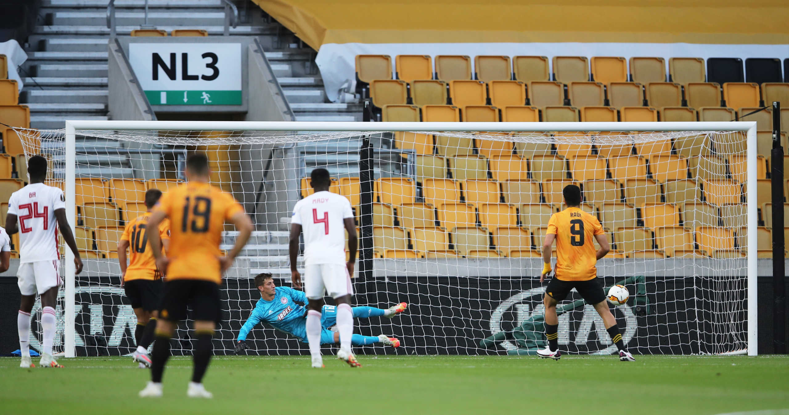 Soccer Football - Europa League - Round of 16 Second Leg - Wolverhampton Wanderers v Olympiacos - Molineux Stadium, Wolverhampton, Britain - August 6, 2020 Wolverhampton Wanderers' Raul Jimenez scores their first goal from the penalty spot, as play resumes behind closed doors following the outbreak of the coronavirus disease (COVID-19) REUTERS
