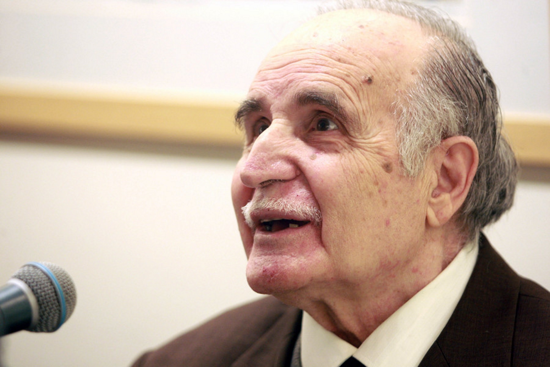 Φωτογραφία αρχείου εικονίζει τον ποιητή Ντίνο Χριστιανόπουλο να τραγουδάει κατά τη διάρκεια εκδήλωσης με αφορμή τη συμπλήρωση 30 χρόνων από το θάνατο του Βασίλη Τσιτσάνη στο βιβλιοπωλείο Ιανός, Θεσσαλονίκη, Σάββατο 12 Απριλίου 2014 Ο ποιητής Ντίνος Χριστιανόπουλος έφυγε από τη ζωή, σήμερα Τρίτη 11 Αυγούστου 2020, σε ηλικία 89 ετών μετά από πολύχρονη ασθένεια. ΑΠΕ ΜΠΕ