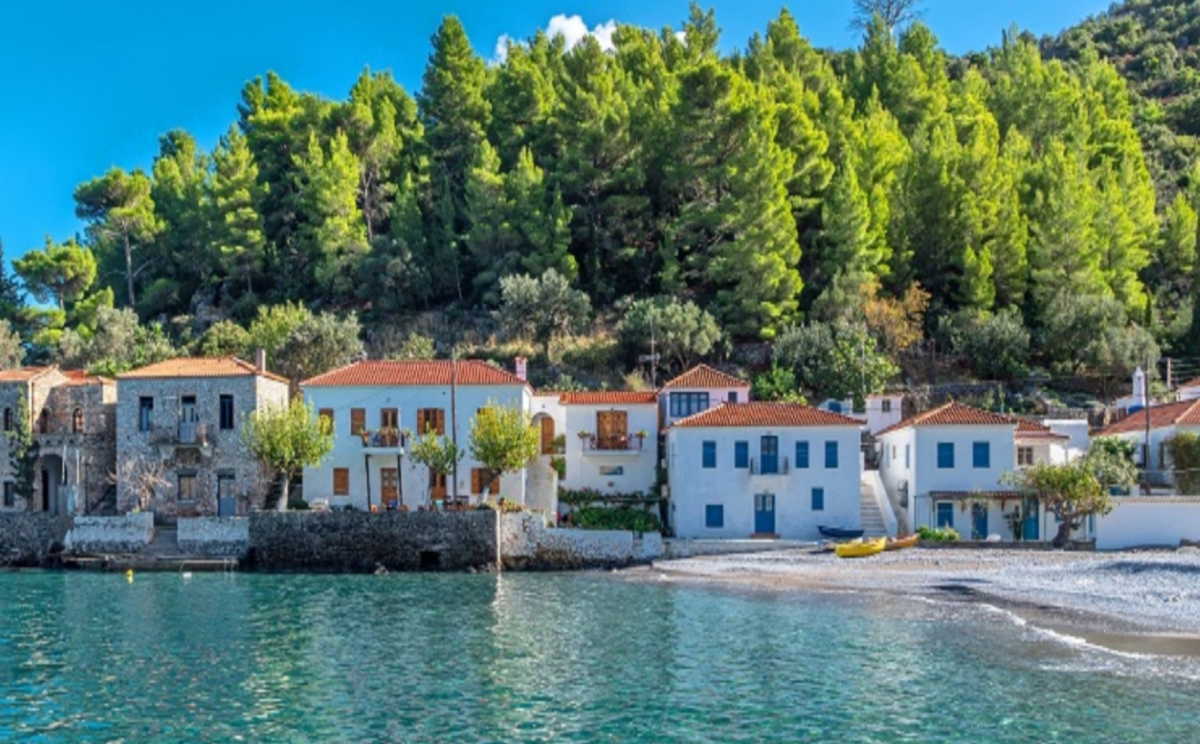 Αυτό είναι το κρυμμένο χωριό της Ελλάδας ανάμεσα σε ένα βουνό και τη θάλασσα