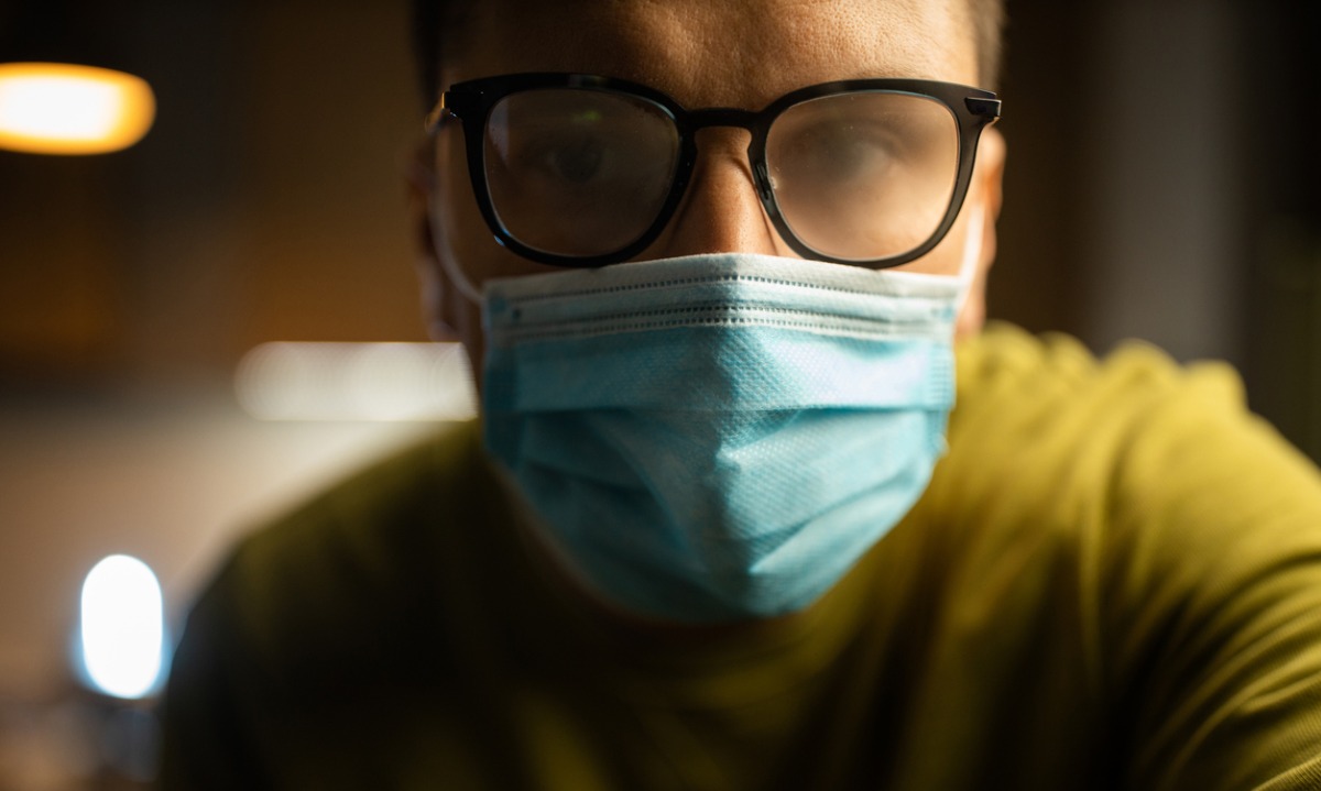 Πώς δεν θα θολώνουν τα γυαλιά σου όταν φοράς μάσκα
