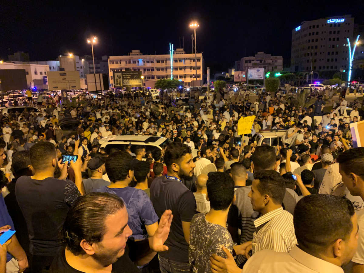 Χάος στη Λιβύη: Διαδηλωτές «παραίτησαν» την κυβέρνηση της ανατολής