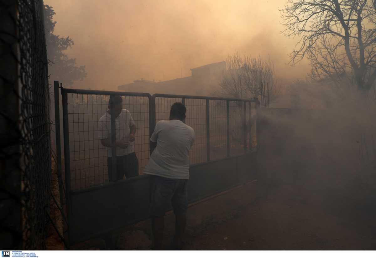 Ανάβυσσος: Αστυνομικοί έσωσαν κόσμο από τις φλόγες – Απομάκρυναν ηλικιωμένους και αρρώστους