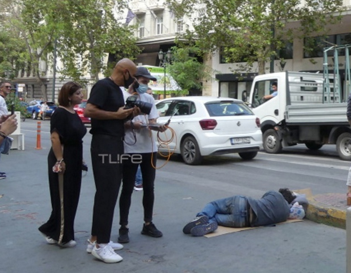 Δημήτρης Σκουλός: Χαμός στο facebook για την φωτογραφία με τον άστεγο