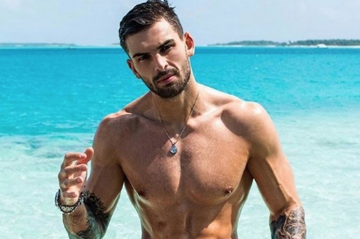 Βρετανός παίκτης του reality Love Island γύρισε θετικός στον κορονοϊό από την Ελλάδα