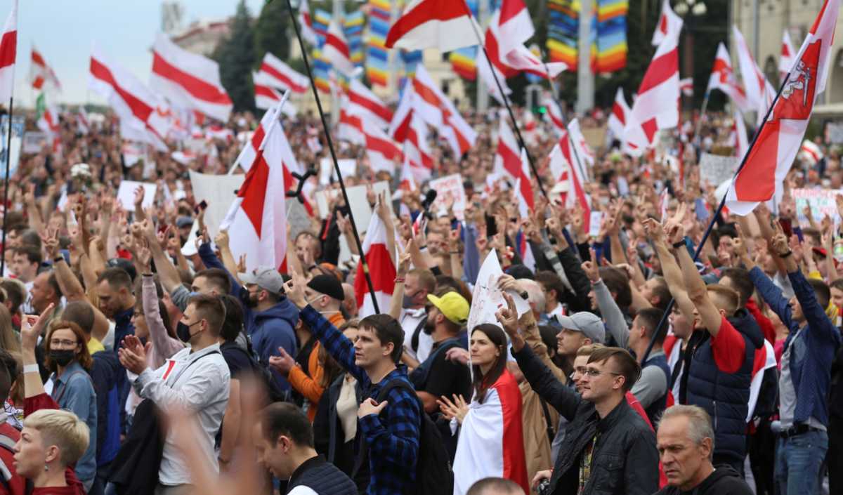 Λευκορωσία: Βίαιη καταστολή αντικαθεστωτικών διαδηλώσεων – “Λουκασένκο ρουφιάνε, φύγε” (pics, video)