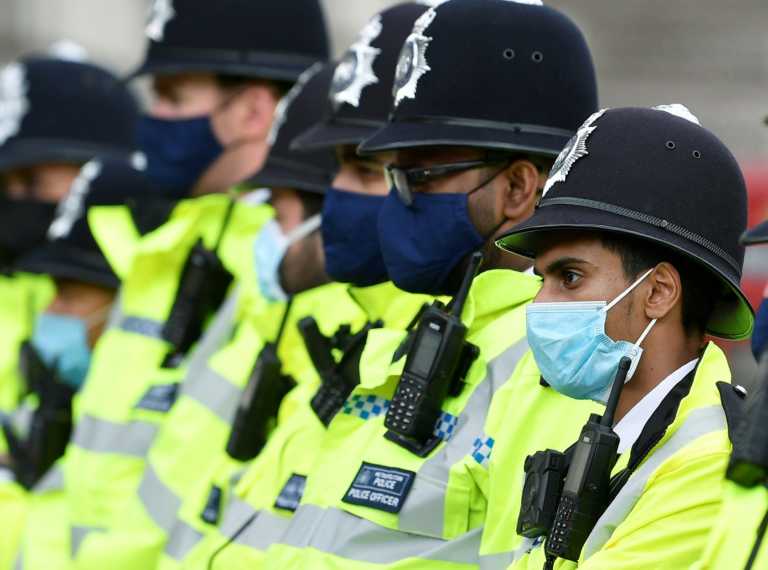 Βρετανία: Ούτε ένας, ούτε δύο, αλλά 31 αστυνομικοί έσπασαν το lockdown για να κουρευτούν