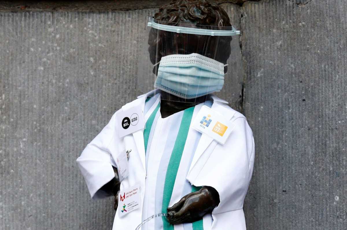 Βέλγιο: Το διάσημο Μάνεκεν Πις “φόρεσε” λευκή στολή για να τιμήσει τους νοσηλευτές (pics)
