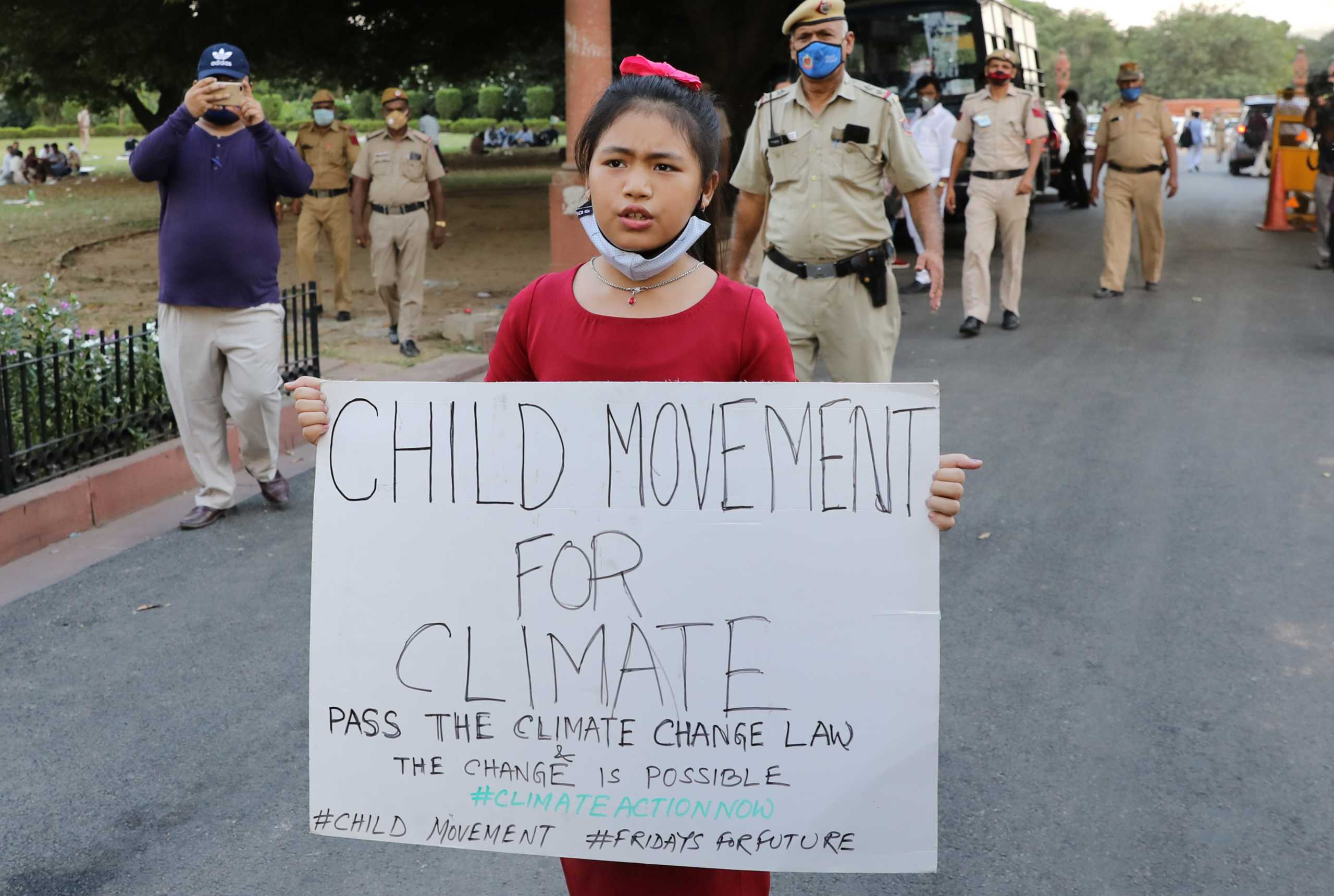 Συγκλονίζει 8χρoνη ακτιβίστρια για το κλίμα: “Ο πλανήτης πεθαίνει”!