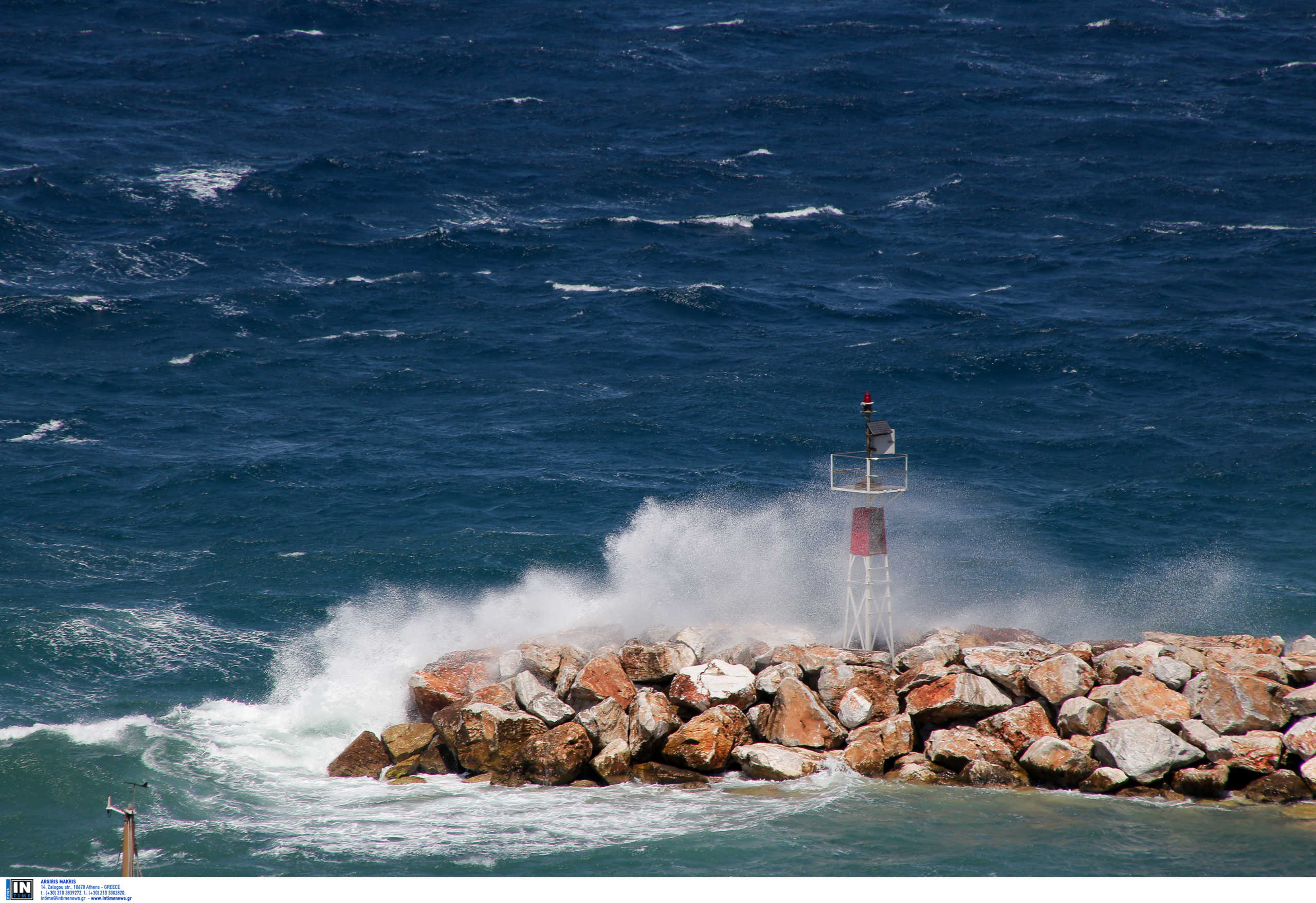 Κρήτη: Παραλίγο τραγωδία! Βούτηξε στα μανιασμένα κύματα παρά την κόκκινη σημαία