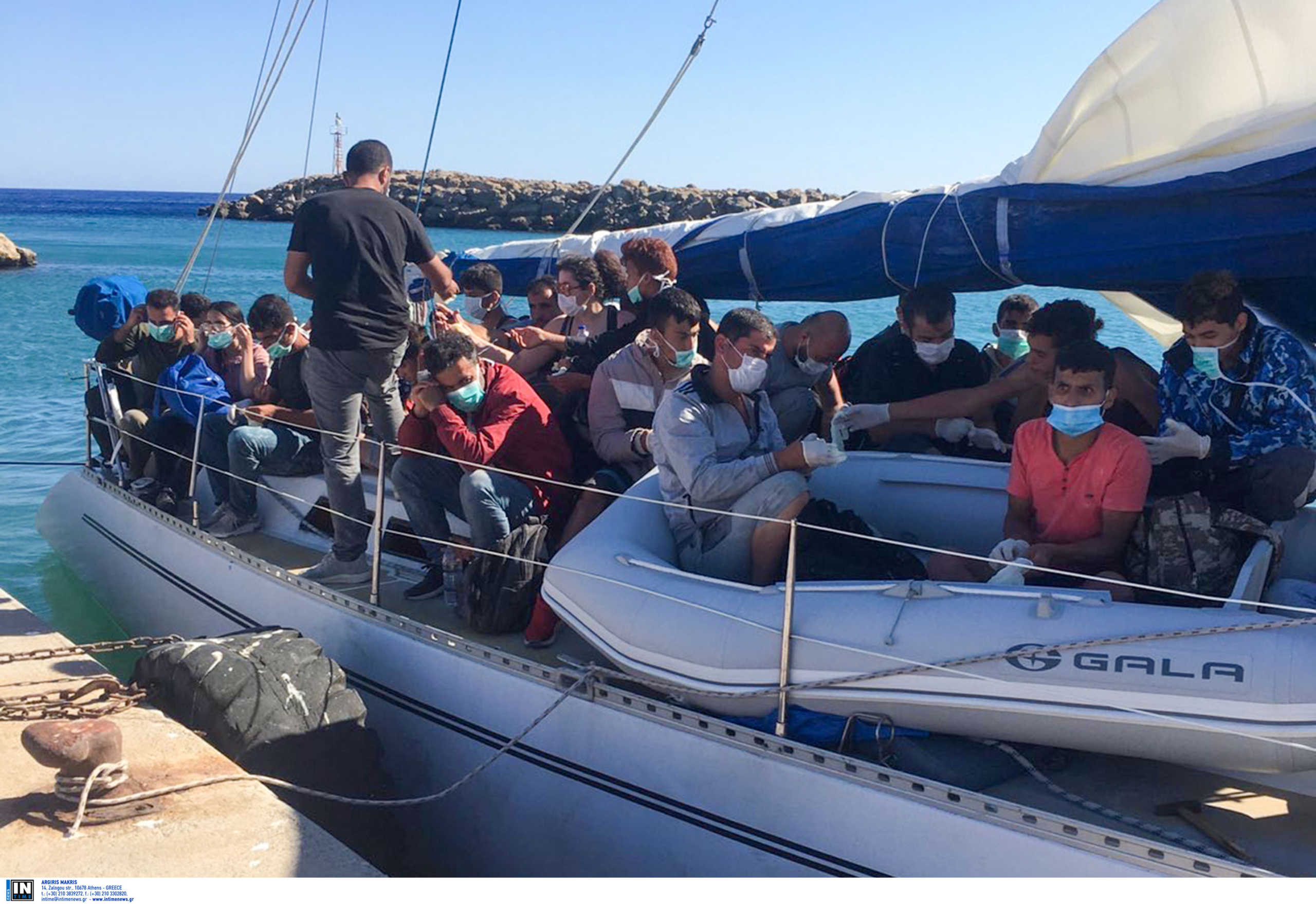 Κρήτη: Σε κολυμβητήριο φιλοξενούνται οι 70 μετανάστες που εντοπίστηκαν σε ιστιοφόρο