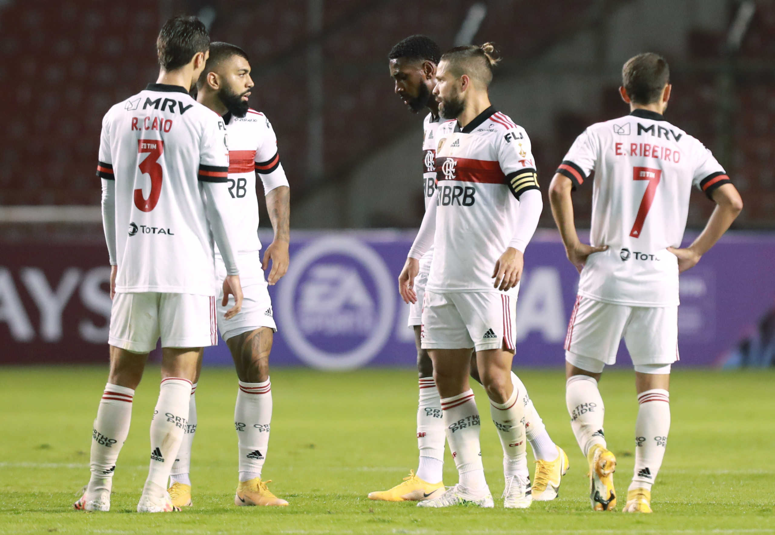 Soccer Football - Copa Libertadores - Independiente del Valle v Flamengo - Estadio Rodrigo Paz Delgado, Quito, Ecuador - September 17, 2020 Flamengo players look dejected after Independiente del Valle's Moises Caicedo scored their first goal Pool via REUTERS
