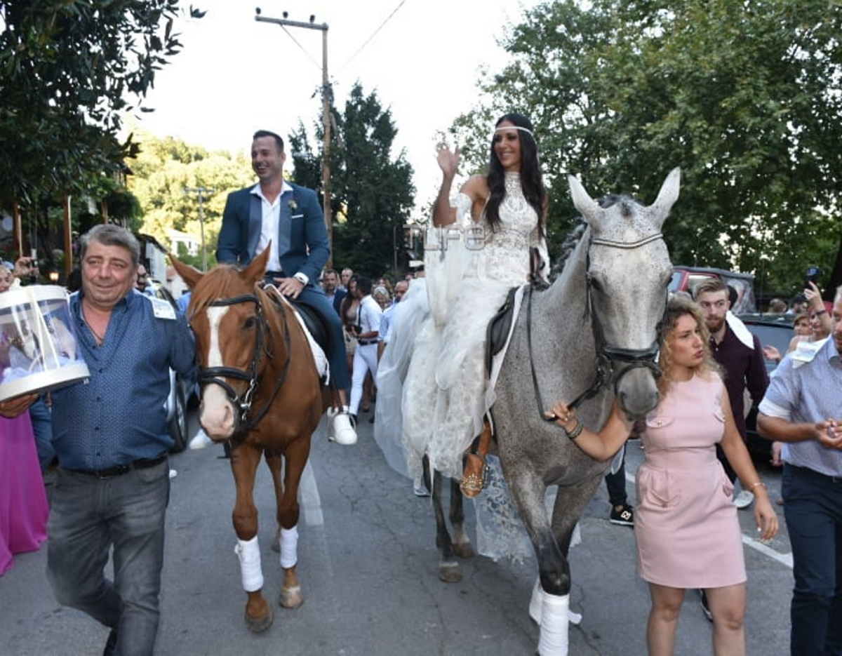 Ανθή Βούλγαρη: Πήγε στην εκκλησία νύφη, πάνω στ΄ άλογο [pics,vid]