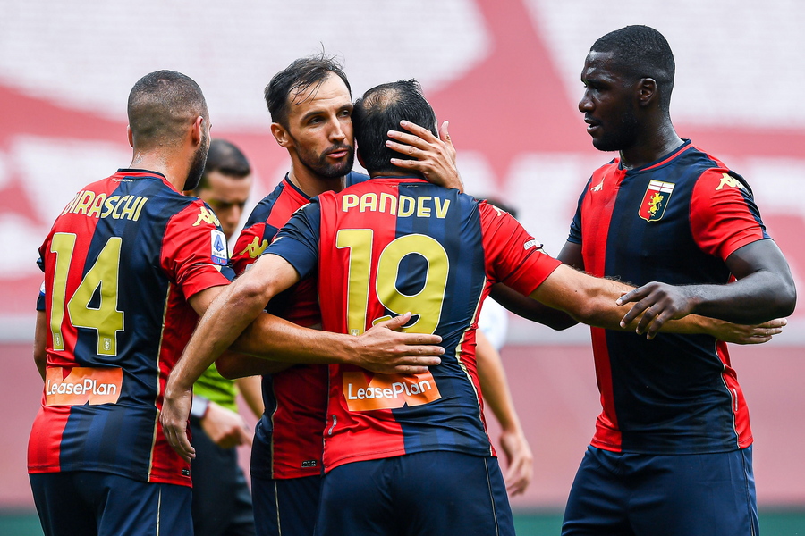 epa08683777 Genoa’sGoran Pandev (2R) celebrates with his teammates after scoring the 2-0 goal during the Italian Serie A soccer match Genoa CFC vs FC Crotone at Luigi Ferraris stadium in Genoa, Italy, 20 September 2020.  EPA