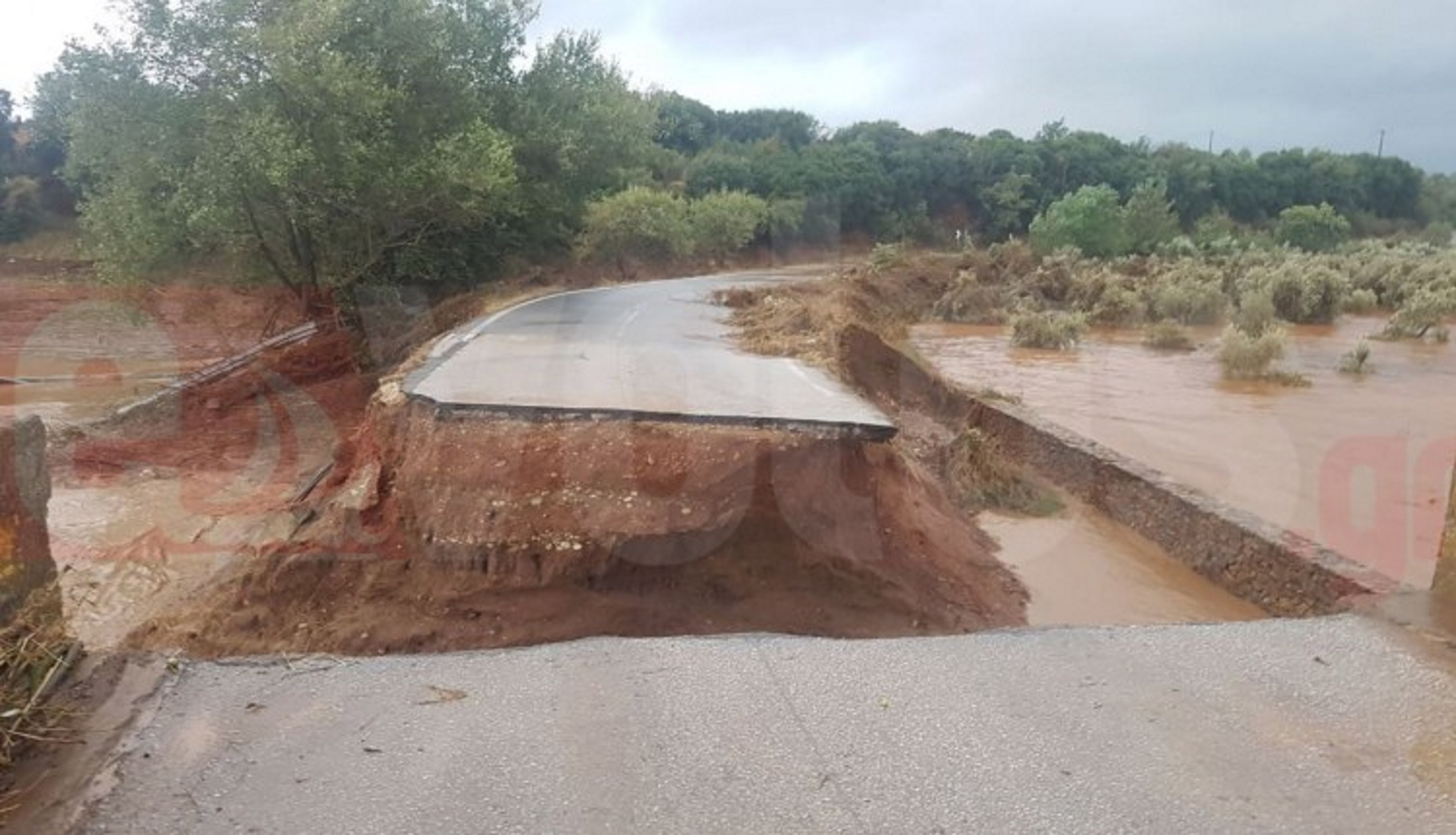 Ιανός – Μαγνησία: Κόπηκε στα δύο η παλαιά Εθνική Οδός (pic)