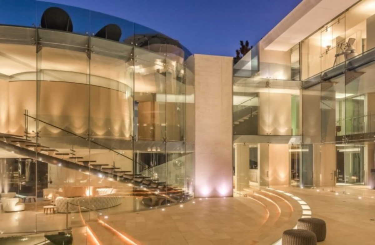 Αυτό το γυάλινο σπίτι στην Καλιφόρνια είναι ο ορισμός της πολυτέλειας