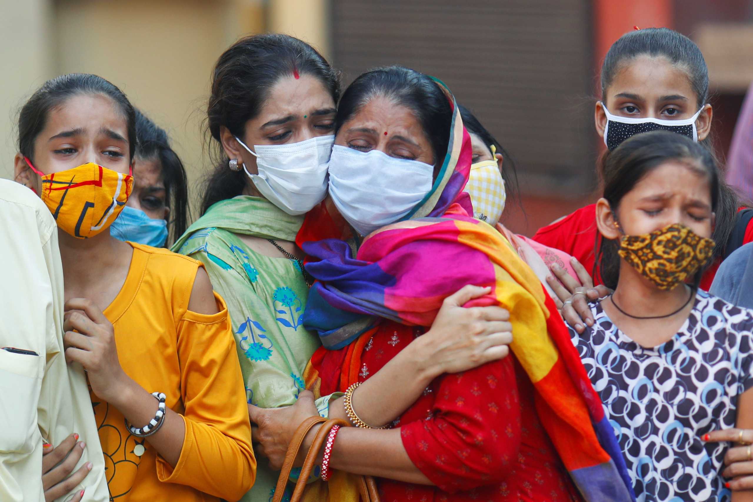 Relatives mourn the death of a man due to the coronavirus disease (COVID-19), at a crematorium in New Delhi, India September 28, 2020. REUTERS