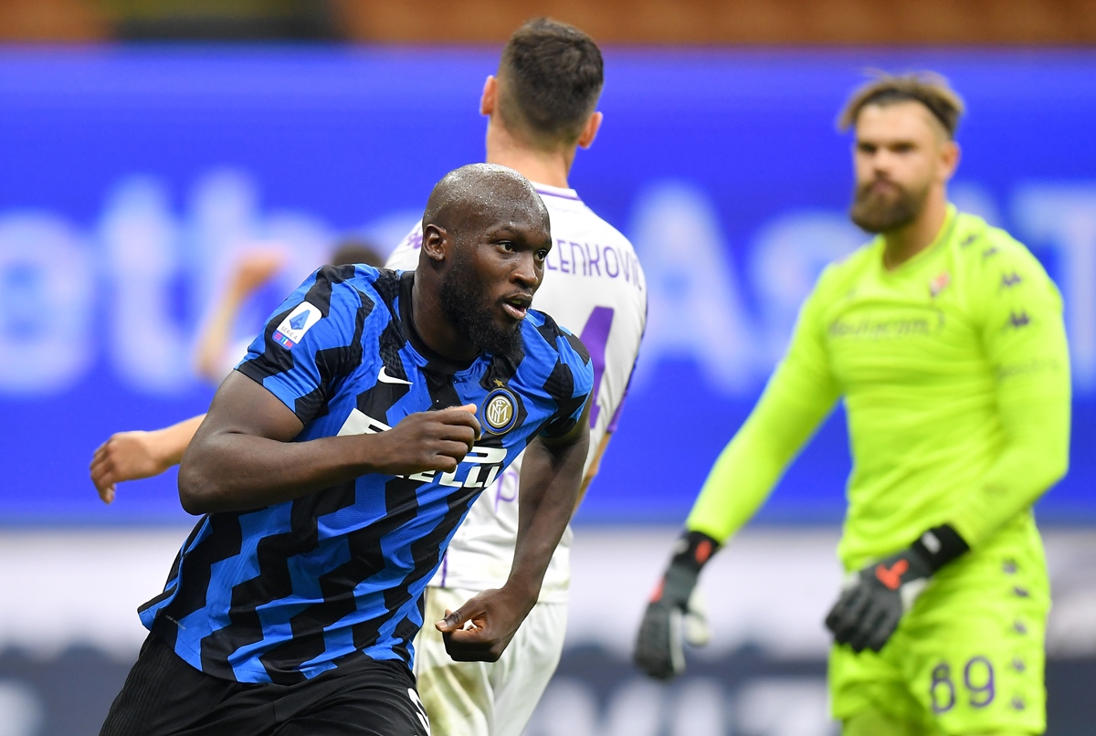 Soccer Football - Serie A - Inter Milan v Fiorentina - San Siro, Milan, Italy - September 26, 2020. Inter Milan's Romelu Lukaku celebrates scoring their third goal REUTERS