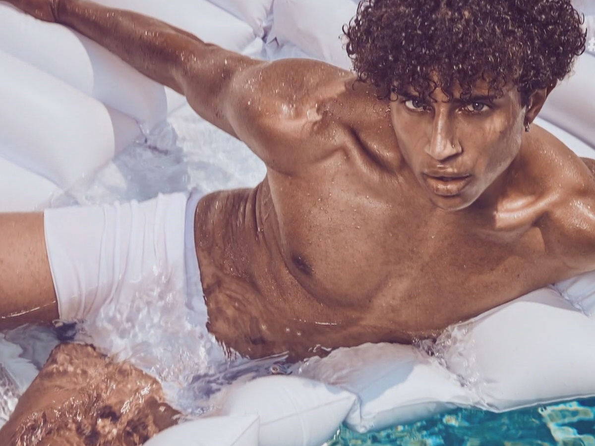 Ηρακλής Τσουζίνοβ: Ο 20χρονος μιγάς ξετρέλανε τους κριτές του GNTM ποζάροντας μόνο με το μαγιό του στην πισίνα!  (video)