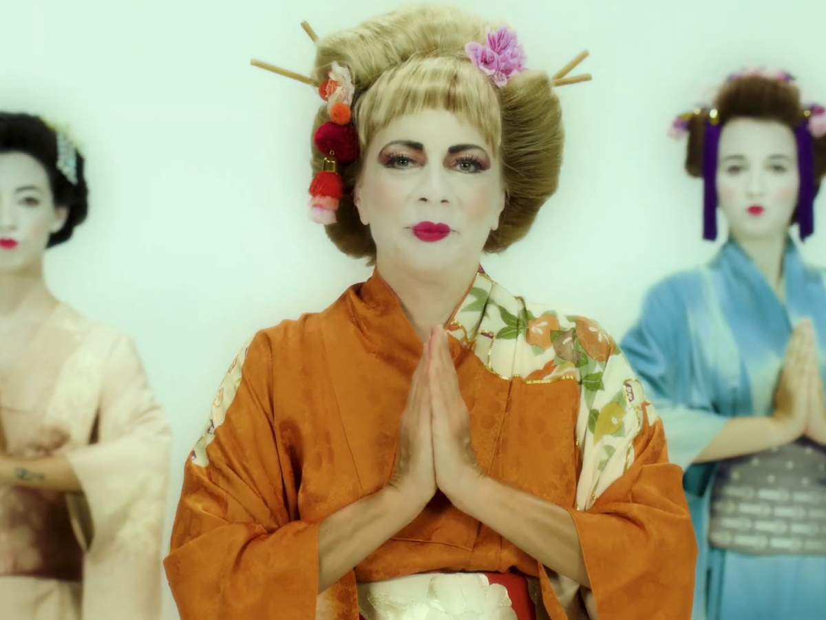 Η απίθανη μεταμόρφωση της Σμαράγδας Καρύδη σε γκέισα και ο ξεκαρδιστικός χορός – Έτσι δεν την έχετε ξαναδεί την ηθοποιό