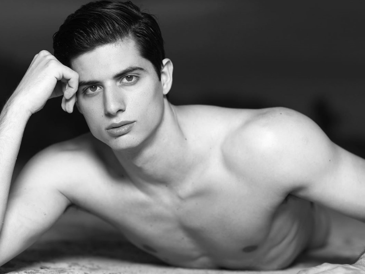 Ο Εύζωνας που δεν μπήκε στο σπίτι του GNTM 3 ποζάρει με μποξεράκι και στέλνει το δικό του μήνυμα