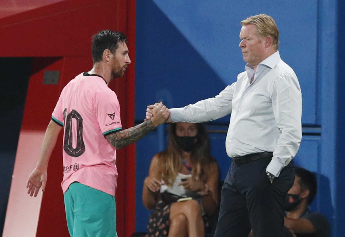 Soccer Football - Pre Season Friendly - FC Barcelona v Girona - Johan Cruyff Stadium, Barcelona, Spain - September 16, 2020 Barcelona's Lionel Messi shakes hands with coach Ronald Koeman as he is substituted off REUTERS