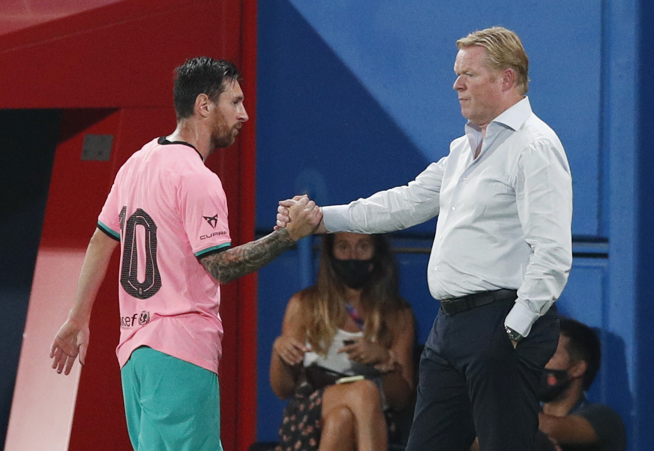Soccer Football - Pre Season Friendly - FC Barcelona v Girona - Johan Cruyff Stadium, Barcelona, Spain - September 16, 2020 Barcelona's Lionel Messi shakes hands with coach Ronald Koeman as he is substituted off REUTERS