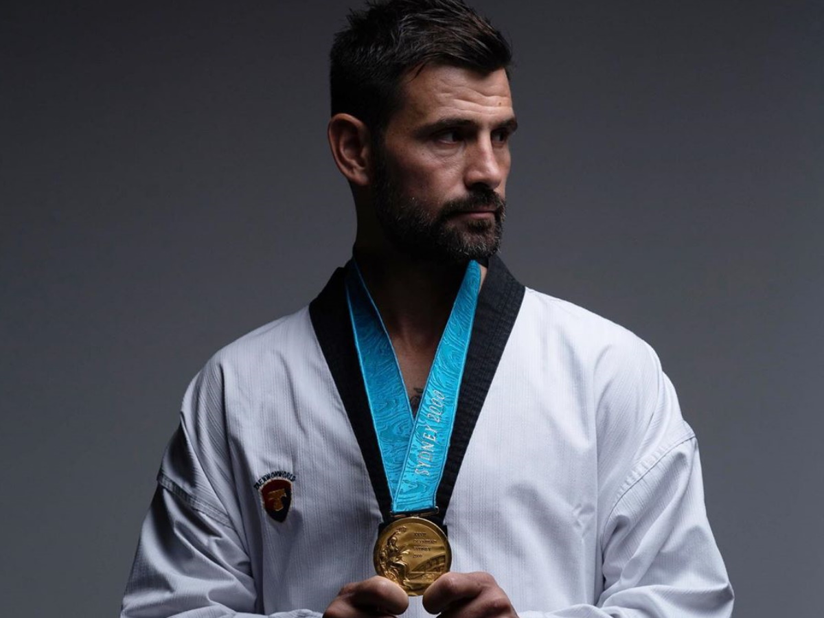 Μιχάλης Μουρούτσος: Φωτογραφίζεται με το χρυσό Ολυμπιακό μετάλλιο στο Ταεκβοντό που κατέκτησε πριν 20 χρόνια!