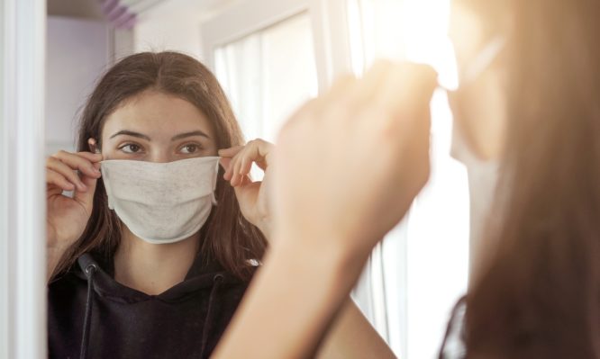 Ακμή: Πώς να αποφύγετε τις εξάρσεις που προκαλεί η μάσκα