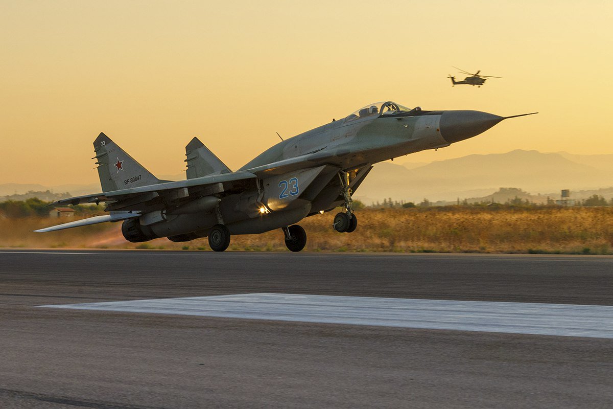 Όταν ξεγελάς το θάνατο: Πιλότος MiG-29 που καταρρίφθηκε στη Λιβύη βιντεοσκοπεί τη διάσωση του (vid)