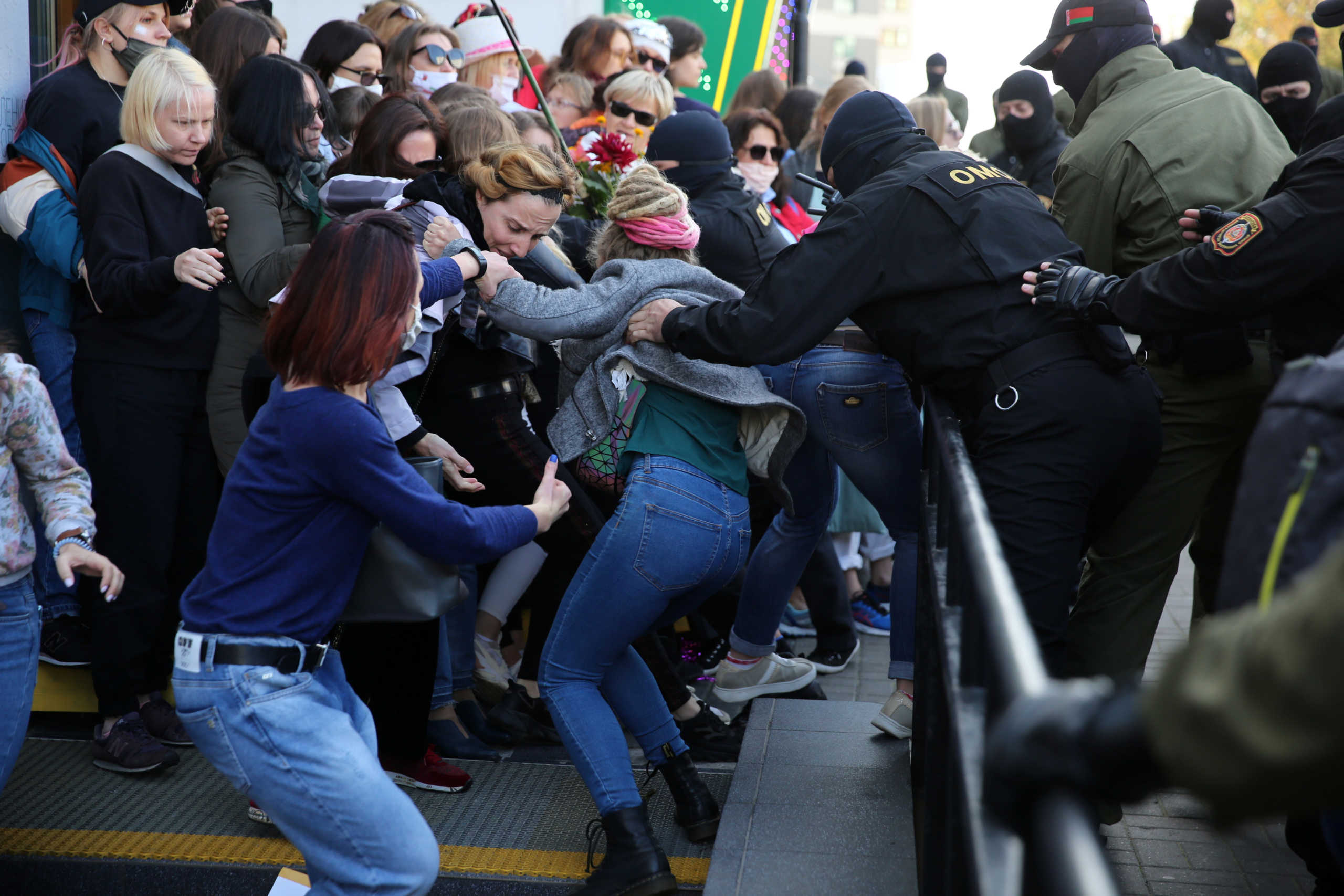 Belarusian law enforcement officers attempt to detain participants of an opposition rally to protest against police brutality and to reject the presidential election results in Minsk, Belarus September 19, 2020. Tut.By via REUTERS ATTENTION EDITORS - THIS IMAGE WAS PROVIDED BY A THIRD PARTY. MANDATORY CREDIT.