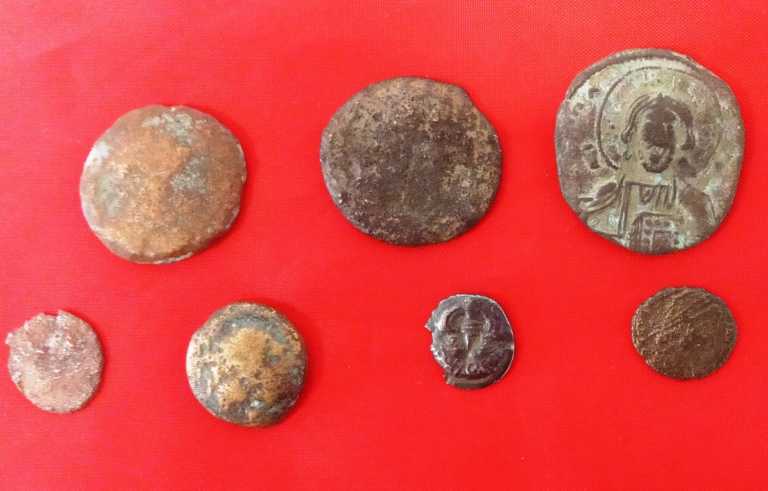 Κρήτη: Τους τσάκωσαν με 12 αρχαία νομίσματα – Καλούνται να διαχειριστούν μια κατάσταση που απεύχονταν
