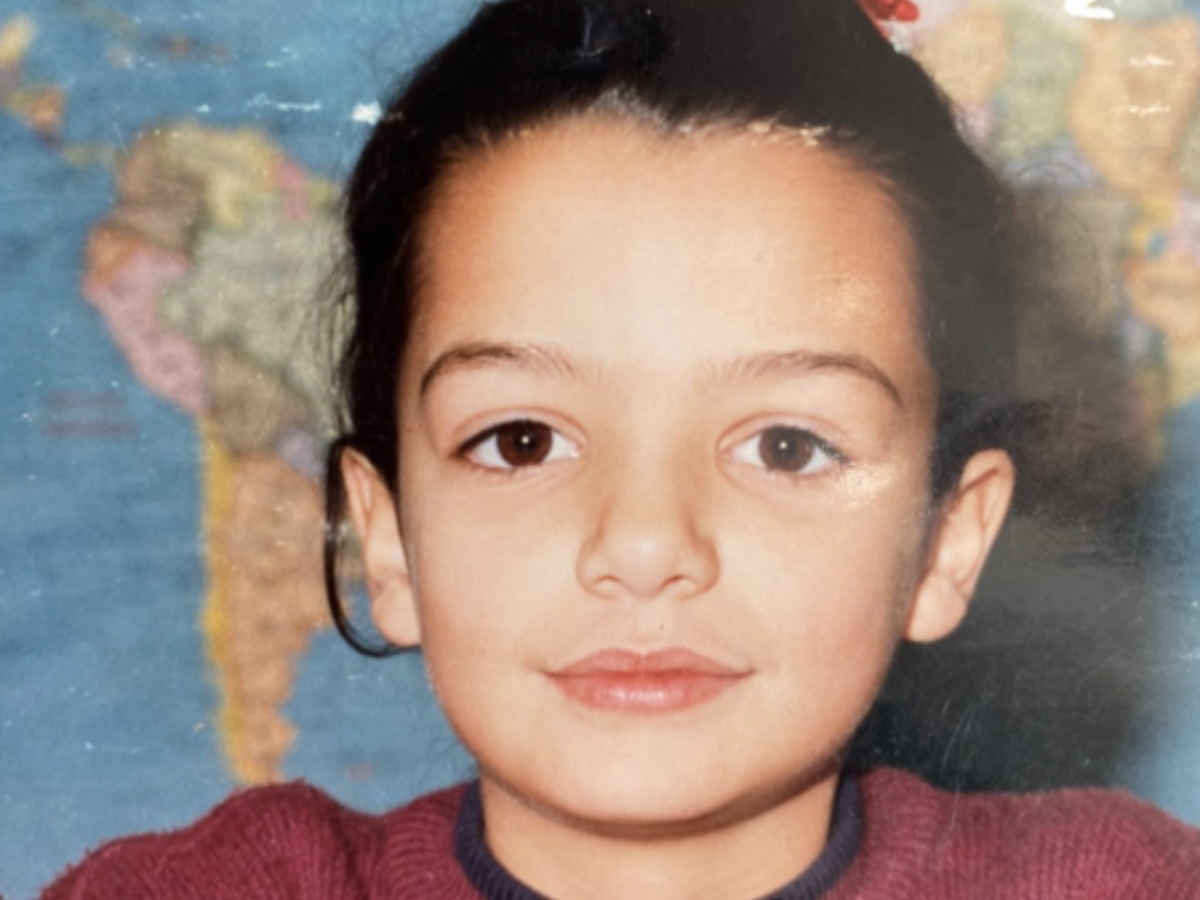 Η χαριτωμένη πιτσιρίκα της φωτογραφίας είναι Ελληνίδα παρουσιάστρια – Την αναγνωρίζετε;