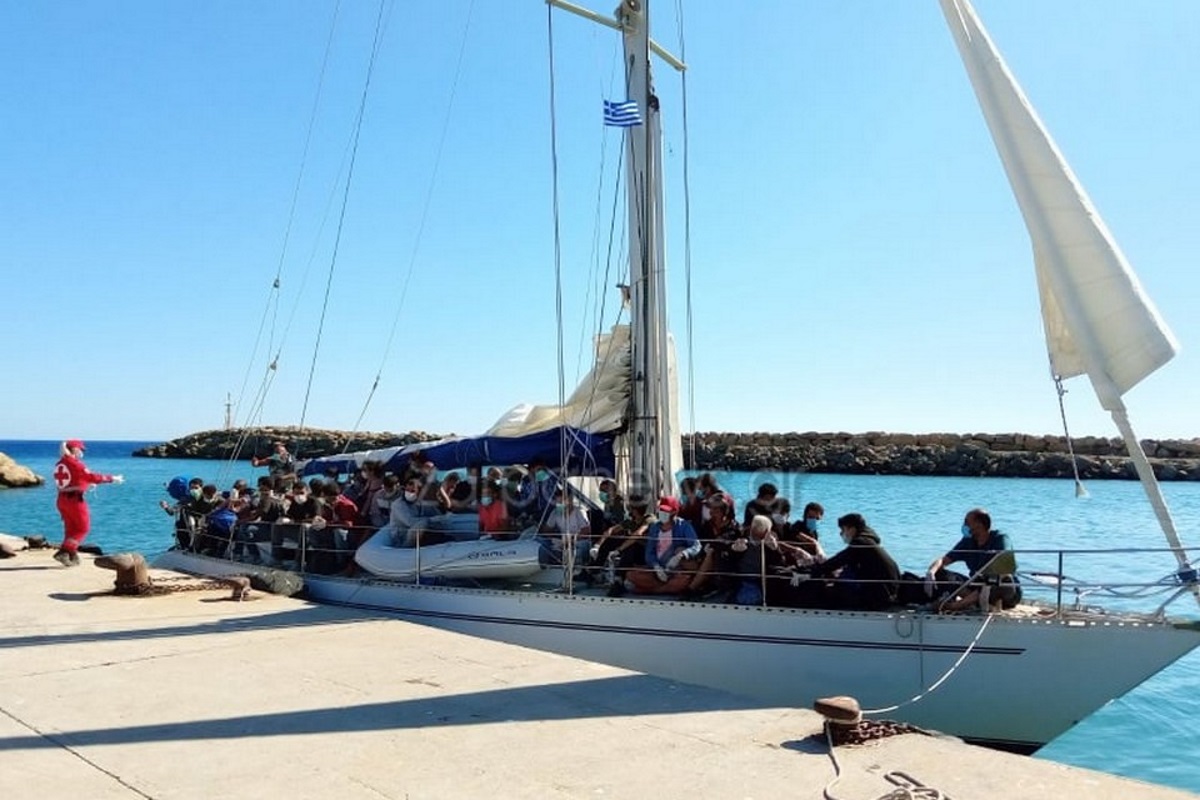 Χανιά: Στην Παλαιοχώρα το σκάφος με τους μετανάστες (pics)