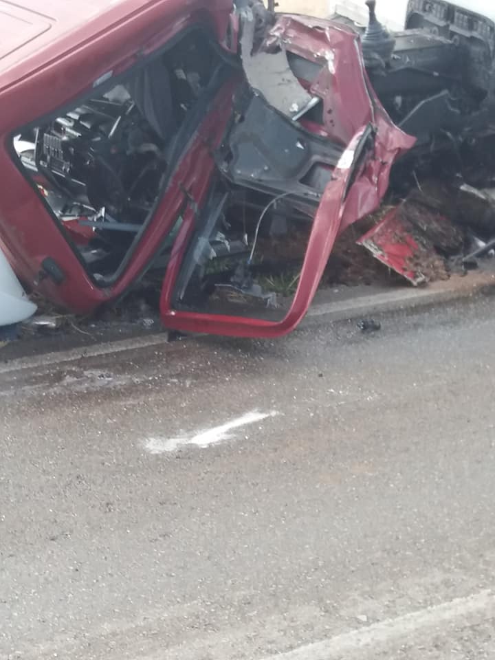 Φρικτό τροχαίο στη Θήβα – Ένας νεκρός και τρεις τραυματίες σε σύγκρουση αυτοκινήτου με φορτηγό